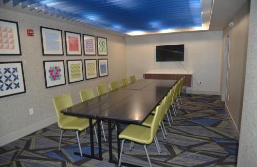 Rochester Hotel | Holiday Inn Express Hotel & Suites Rochester by IHG