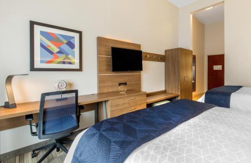 Alvin Hotel | Holiday Inn Express Houston-Alvin by IHG