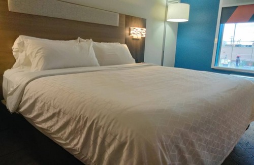 Lapeer Hotel | Holiday Inn Express Lapeer by IHG