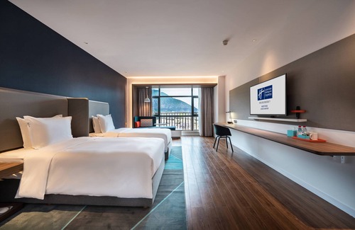 Mainling County Hotel | Holiday Inn Express Linzhi Airport by IHG