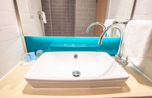 Heathrow Villages Hotel | Holiday Inn Express London Heathrow T4 by IHG