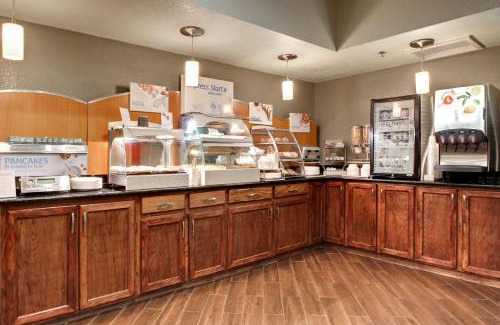 Marshfield Hotel | Holiday Inn Express Marshfield - Springfield Area by IHG