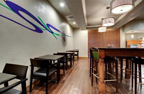 Marshfield Hotel | Holiday Inn Express Marshfield - Springfield Area by IHG