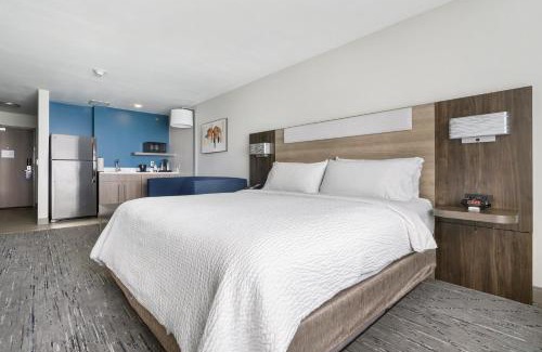 Peru Hotel | Holiday Inn Express Peru-Lasalle Area by IHG