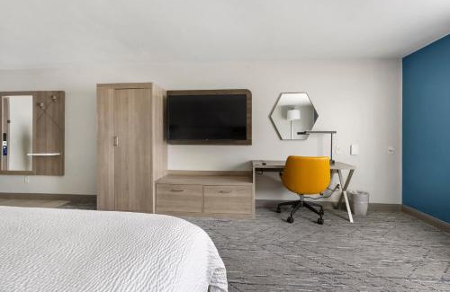 Peru Hotel | Holiday Inn Express Peru-Lasalle Area by IHG