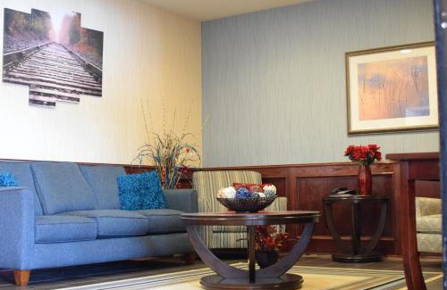 Pratt Hotel | Holiday Inn Express Pratt by IHG