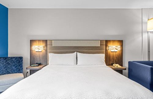 Deepwater Hotel | Holiday Inn Express & Suites Carneys Point - Pennsville by IHG