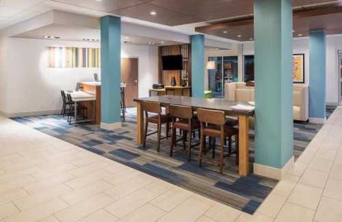 Kingdom City Hotel | Holiday Inn Express & Suites Kingdom City by IHG