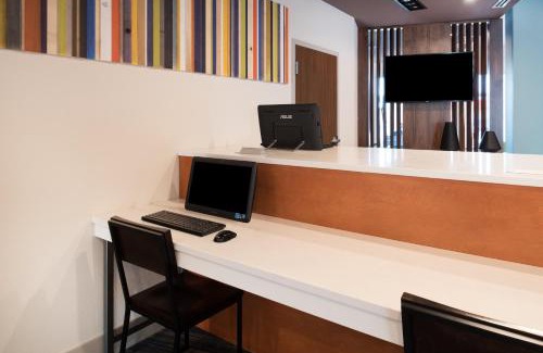 Kingdom City Hotel | Holiday Inn Express & Suites Kingdom City by IHG