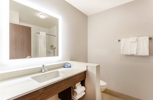 Springfield Hotel | Holiday Inn Express & Suites Springfield North by IHG