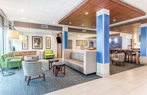 Springfield Hotel | Holiday Inn Express & Suites Springfield North by IHG