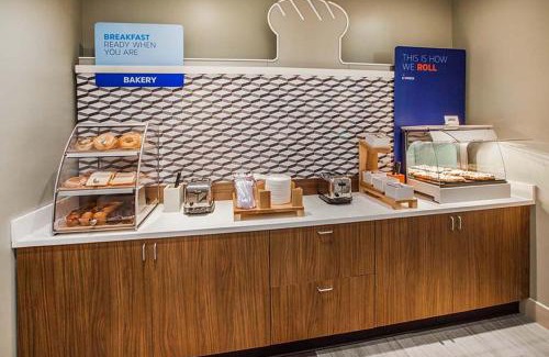 Sealy Hotel | Holiday Inn Express Sealy by IHG