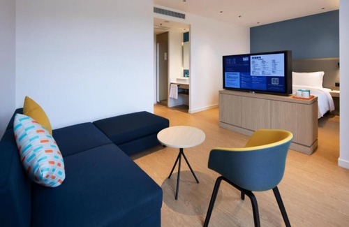 Longhua District Hotel | Holiday Inn Express Shenzhen North Station by IHG