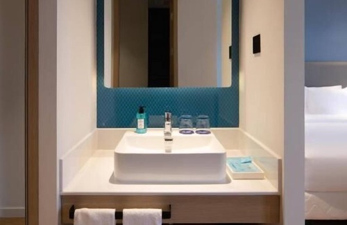 Longhua District Hotel | Holiday Inn Express Shenzhen North Station by IHG