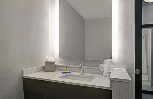 Brookfield Hotel | Holiday Inn Express & Suites Milwaukee - Brookfield by IHG