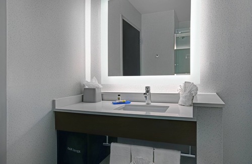 Brookfield Hotel | Holiday Inn Express & Suites Milwaukee - Brookfield by IHG