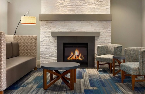 Mount Laurel Hotel | Holiday Inn Express & Suites Philadelphia - Mt. Laurel by IHG
