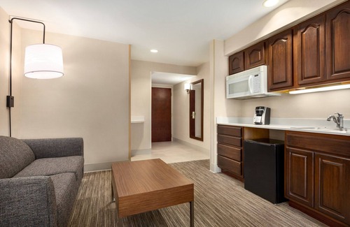 Mount Laurel Hotel | Holiday Inn Express & Suites Philadelphia - Mt. Laurel by IHG