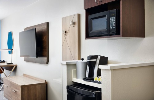 Bridgeport Hotel | Holiday Inn Express & Suites Bridgeport by IHG