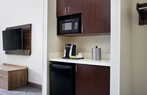 Bridgeport Hotel | Holiday Inn Express & Suites Bridgeport by IHG