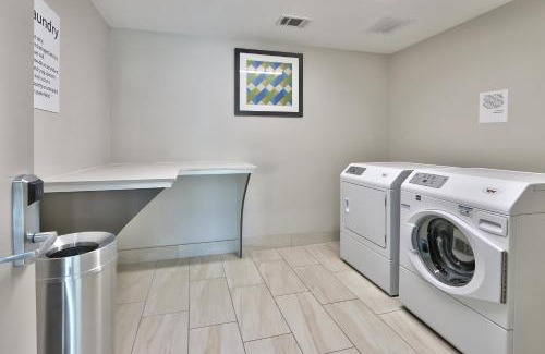 Northeast Houston Hotel | Holiday Inn Express & Suites - Houston East - Beltway 8 by IHG