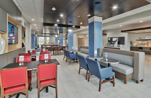 Northeast Houston Hotel | Holiday Inn Express & Suites - Houston East - Beltway 8 by IHG