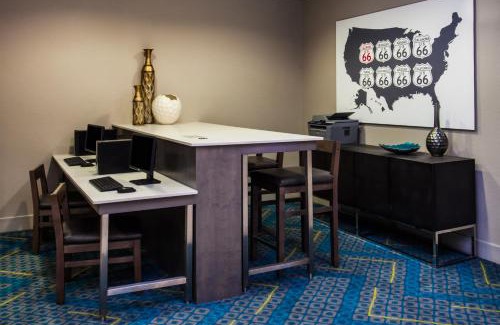 Litchfield Hotel | Holiday Inn Express & Suites Litchfield by IHG