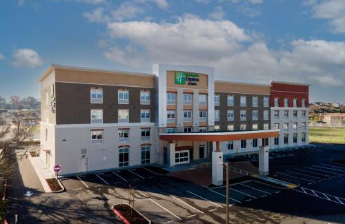 Hollister Hotel | Holiday Inn Express & Suites - Hollister by IHG