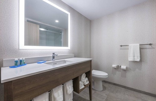 Moncton Hotel | Holiday Inn Express & Suites Moncton by IHG