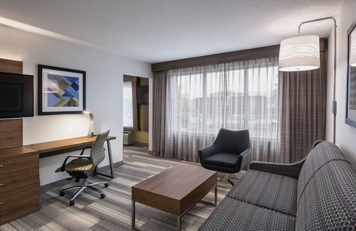 Saskatoon Downtown Hotel | Holiday Inn Express & Suites Saskatoon by IHG