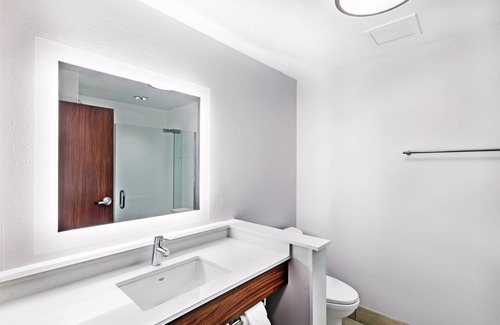 Chanute Hotel | Holiday Inn Express & Suites Chanute by IHG