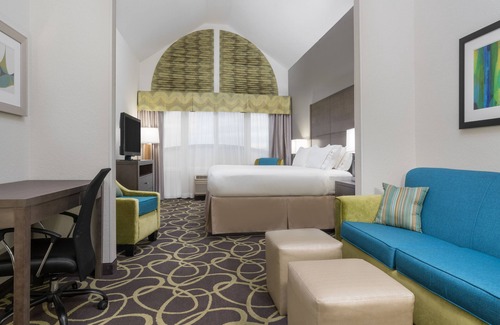 Ames Hotel | Holiday Inn Express & Suites Ames by IHG