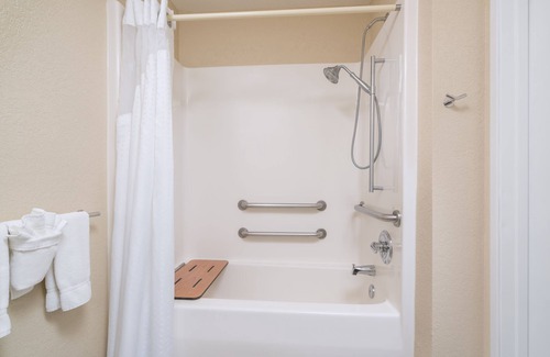 Ames Hotel | Holiday Inn Express & Suites Ames by IHG