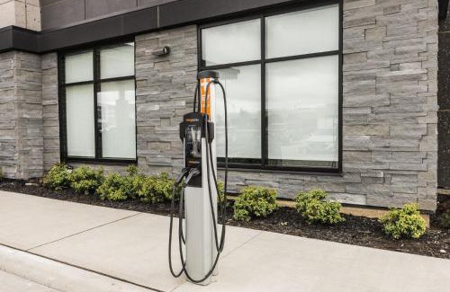 Northeast Mississauga Hotel | Holiday Inn Express & Suites Toronto Airport South by IHG