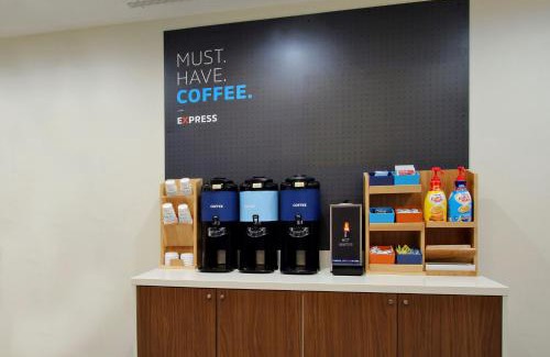 Northeast Mississauga Hotel | Holiday Inn Express & Suites Toronto Airport South by IHG