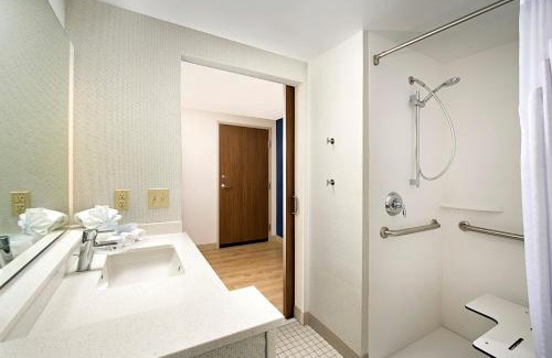 Altoona Hotel | Holiday Inn Express & Suites by IHG Altoona by IHG