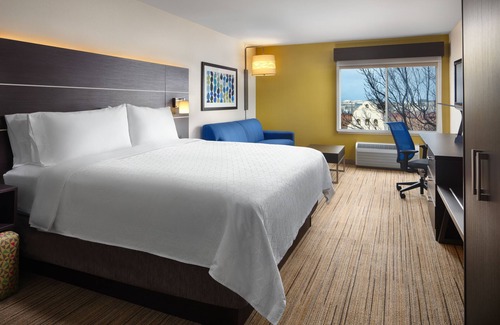 Belmont Hotel | Holiday Inn Express Suites Belmont by IHG
