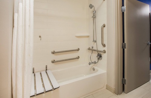 Dayton Hotel | Holiday Inn Express & Suites Dayton Highway 90 by IHG