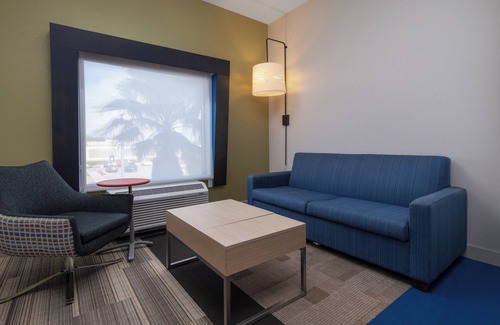 Lakeland Hotel | Holiday Inn Express & Suites Lakeland South by IHG