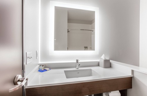 Ottawa Hotel | Holiday Inn Express & Suites Ottawa by IHG