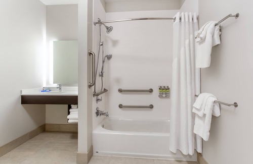 Ottawa Hotel | Holiday Inn Express & Suites Ottawa by IHG