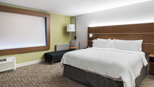 Sturtevant Hotel | Holiday Inn Express & Suites Racine by IHG