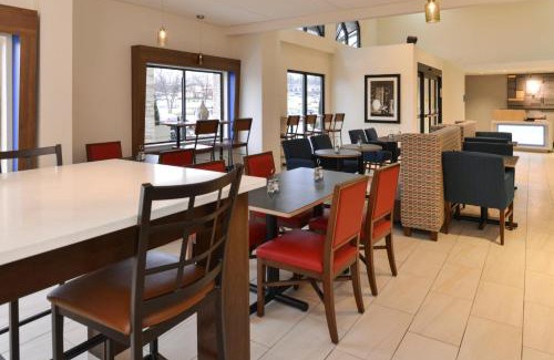 Southeast Raleigh Hotel | Holiday Inn Express & Suites Raleigh NE - Medical Ctr Area by IHG