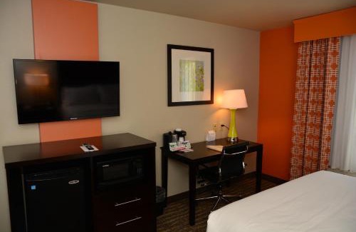 Tomball Hotel | Holiday Inn Express Tomball by IHG