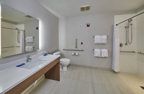 Central Point Hotel | Holiday Inn Express Hotel & Suites Medford-Central Point by IHG