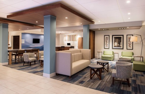 Kingdom City Hotel | Holiday Inn Express & Suites Kingdom City by IHG