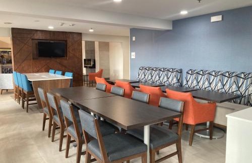 Port Washington Hotel | Holiday Inn Express & Suites Port Washington by IHG