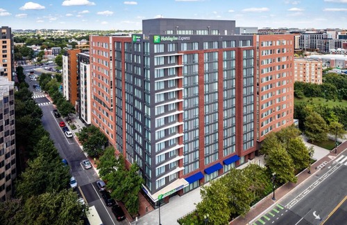 Mount Vernon Triangle Hotel | Holiday Inn Express Washington DC Downtown by IHG