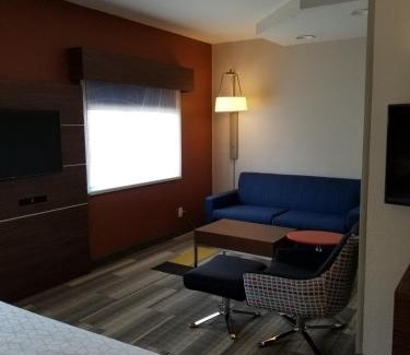 Hurricane Hotel | Holiday Inn Express Winfield - Teays Valley by IHG