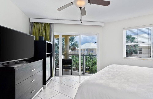 Crystal Harbour Hotel | Holiday Inn Resort Grand Cayman by IHG